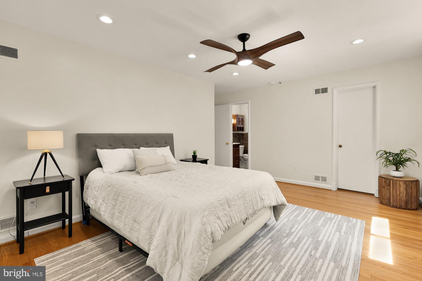 4560 Argyle Ter Nw Property Photo 30