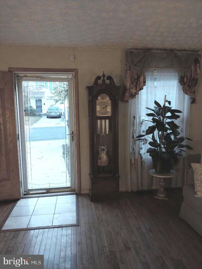 5610 Clay Pl Ne Property Photo 5