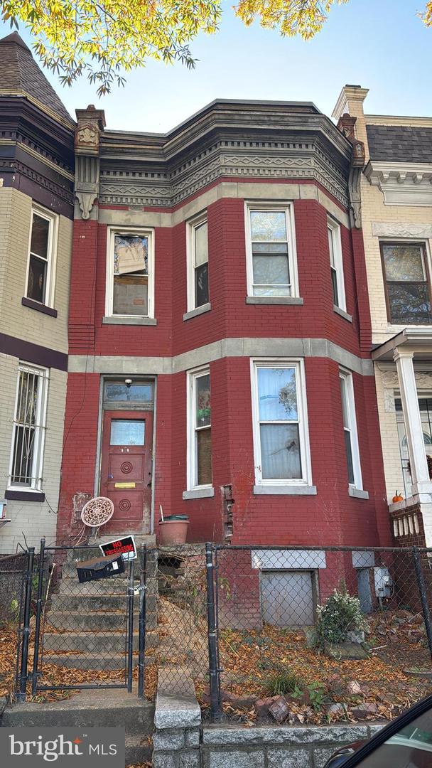 11 RHODE ISLAND AVE NE Property Photo 1