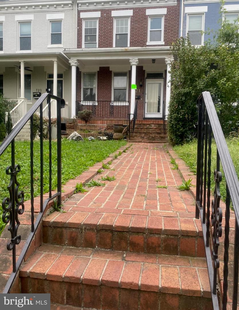 721 K ST NE Property Photo 1