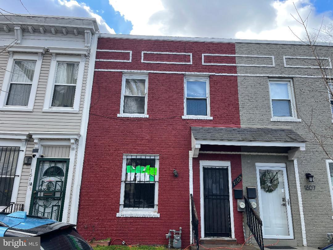 1609 GALES ST NE Property Photo 1