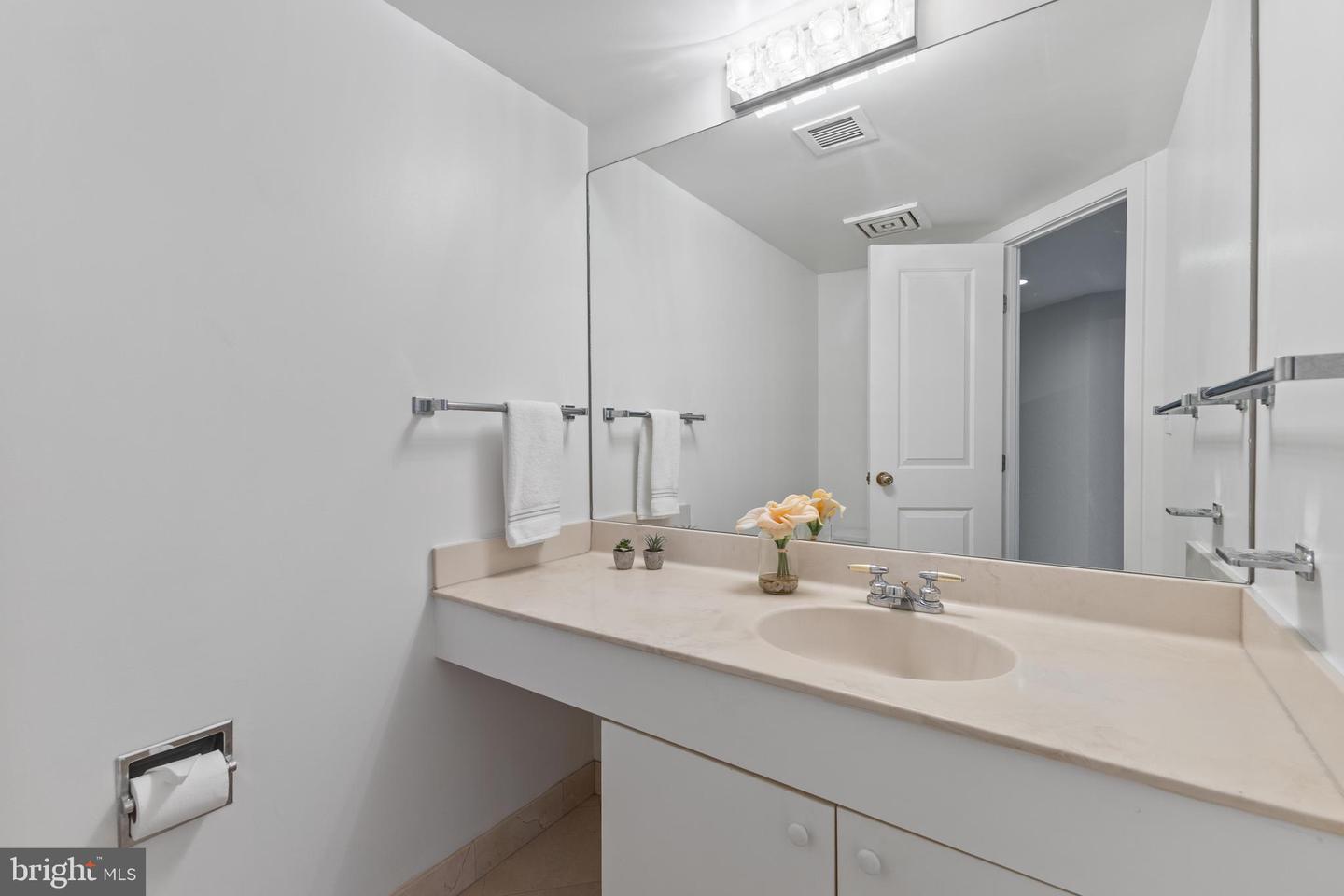 1099 22nd St Nw #601 Property Photo 6