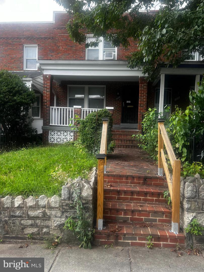 1339 QUEEN ST NE Property Photo 1