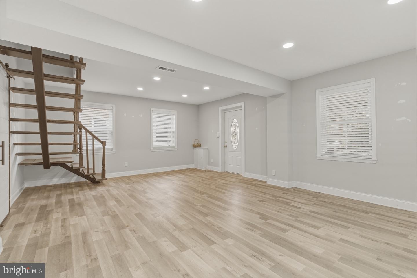 716 Croissant Pl Se Property Photo 8