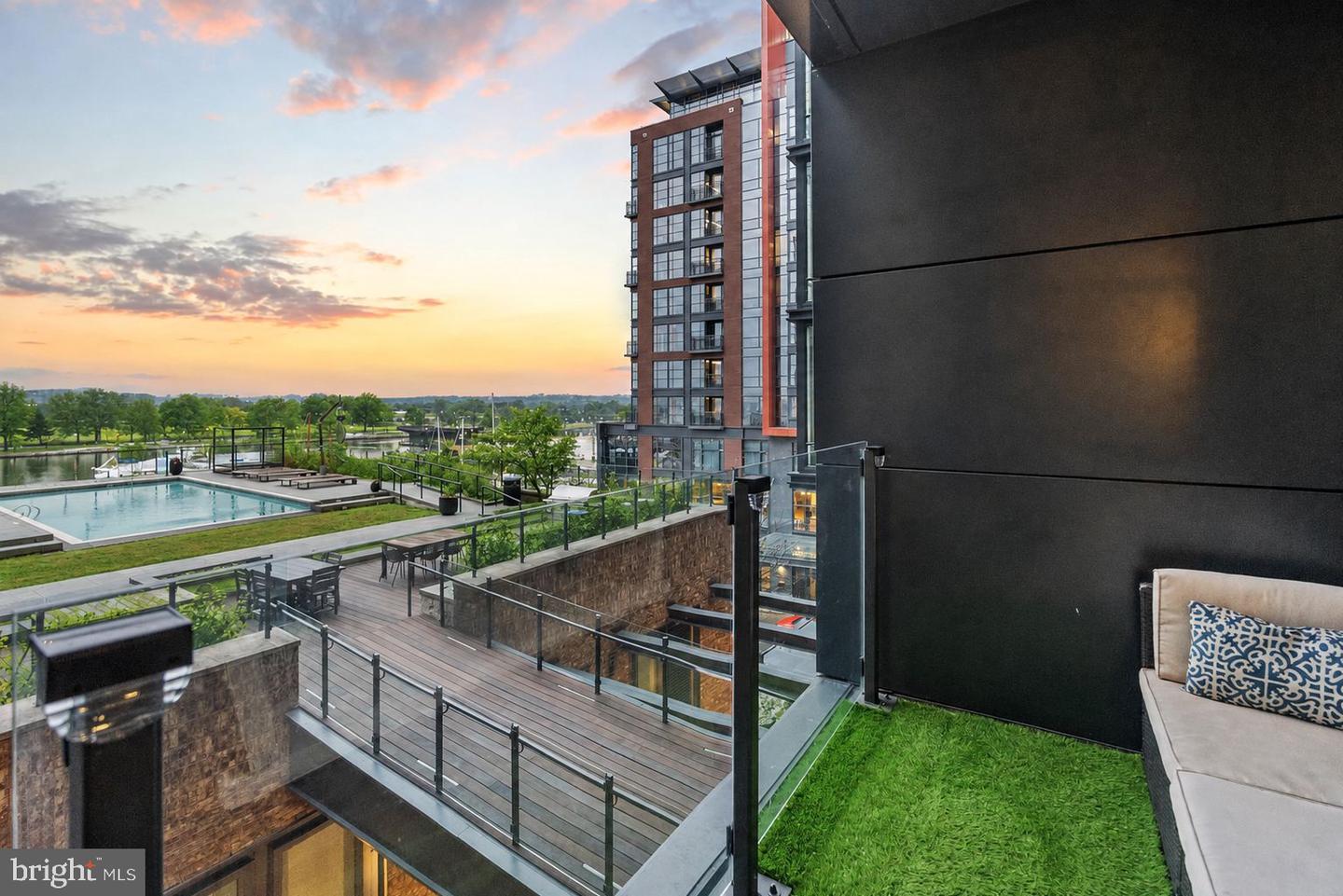 45 SUTTON SQ SW #403