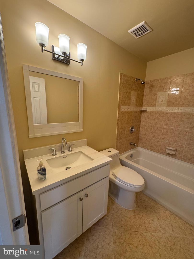 1126 Barnaby Ter Se Property Photo 35