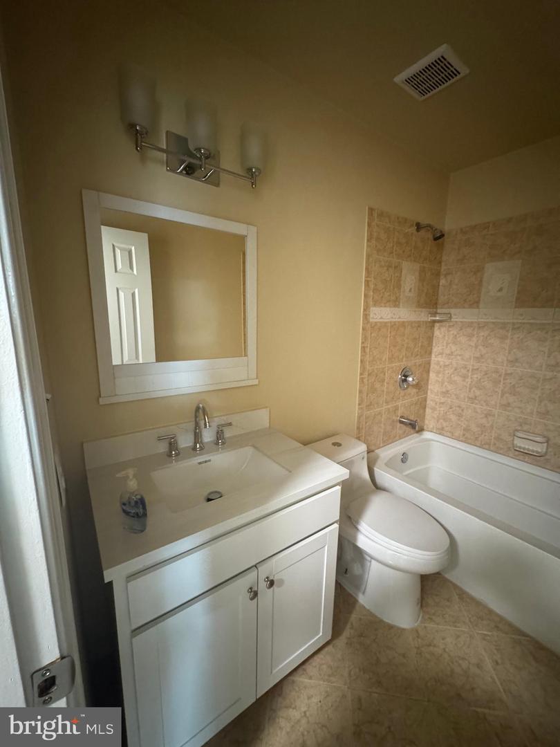 1126 Barnaby Ter Se Property Photo 61