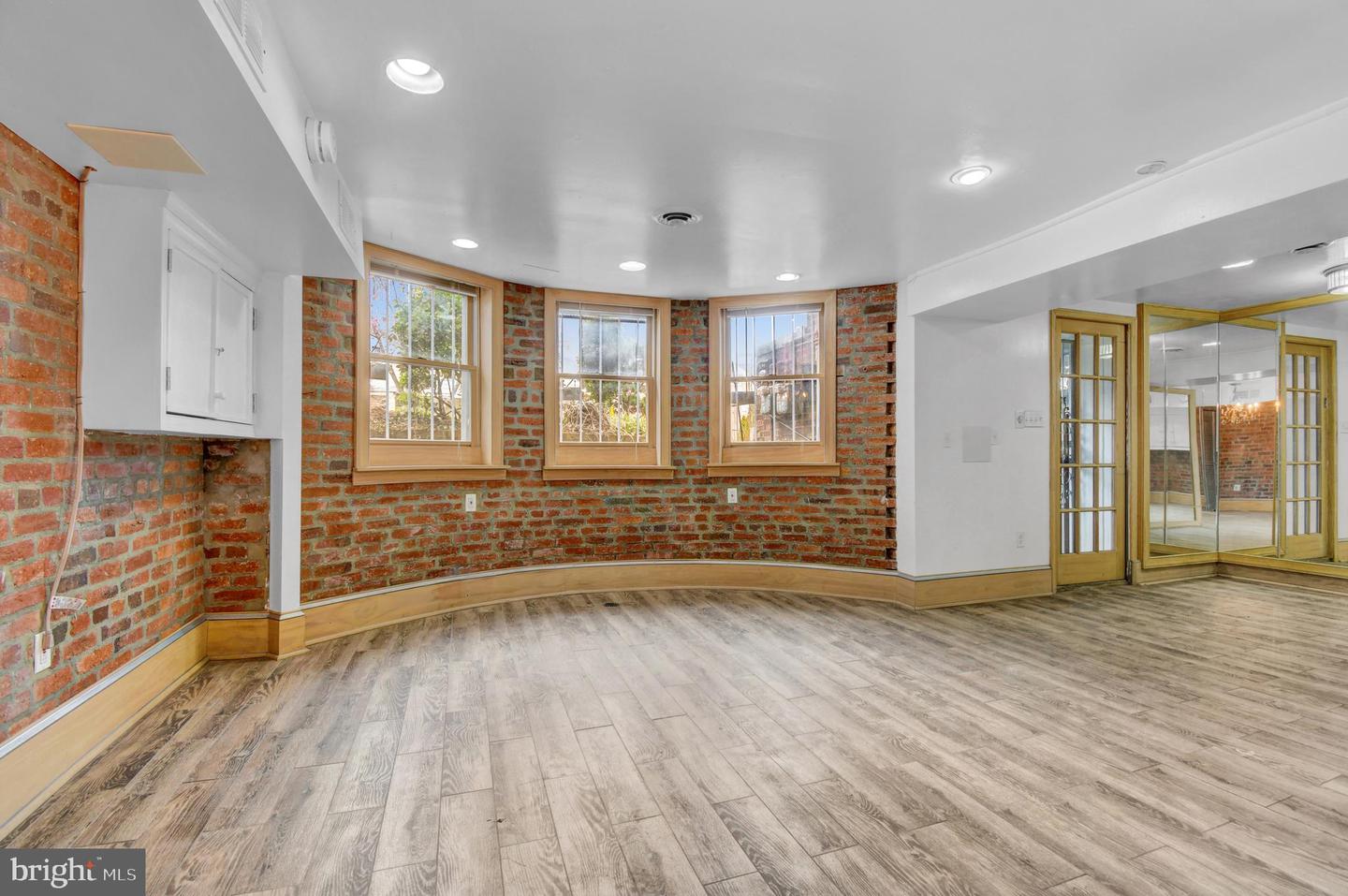 1118 Girard St Nw #b Property Photo 4
