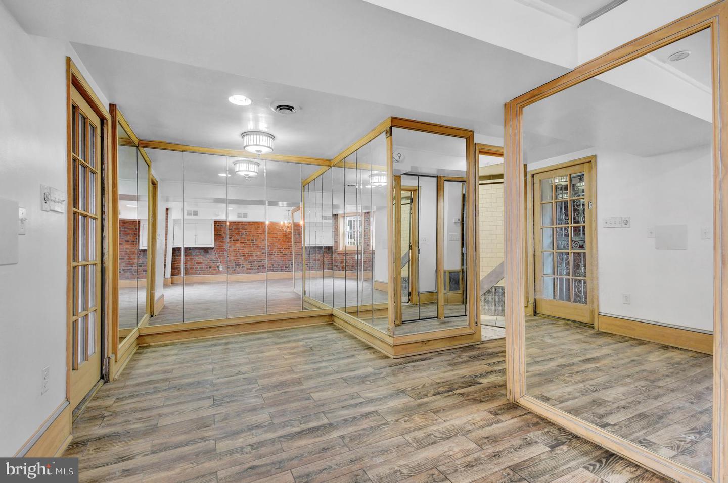1118 Girard St Nw #b Property Photo 6