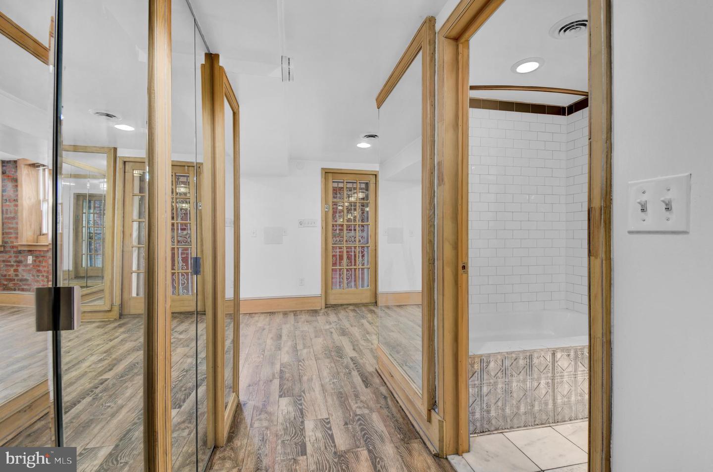 1118 Girard St Nw #b Property Photo 7