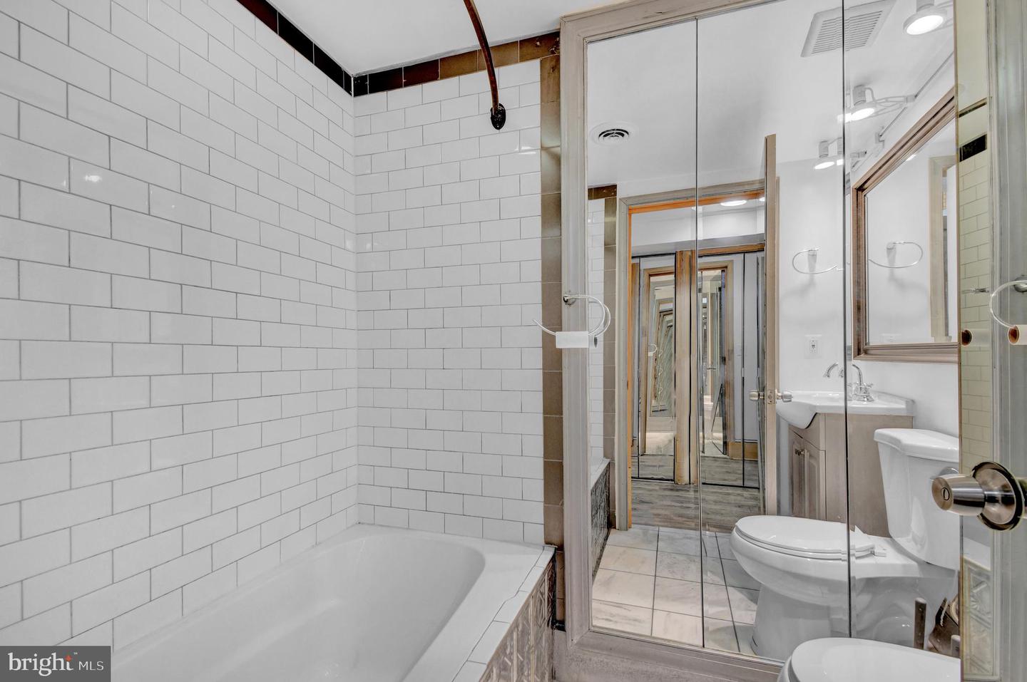1118 Girard St Nw #b Property Photo 8