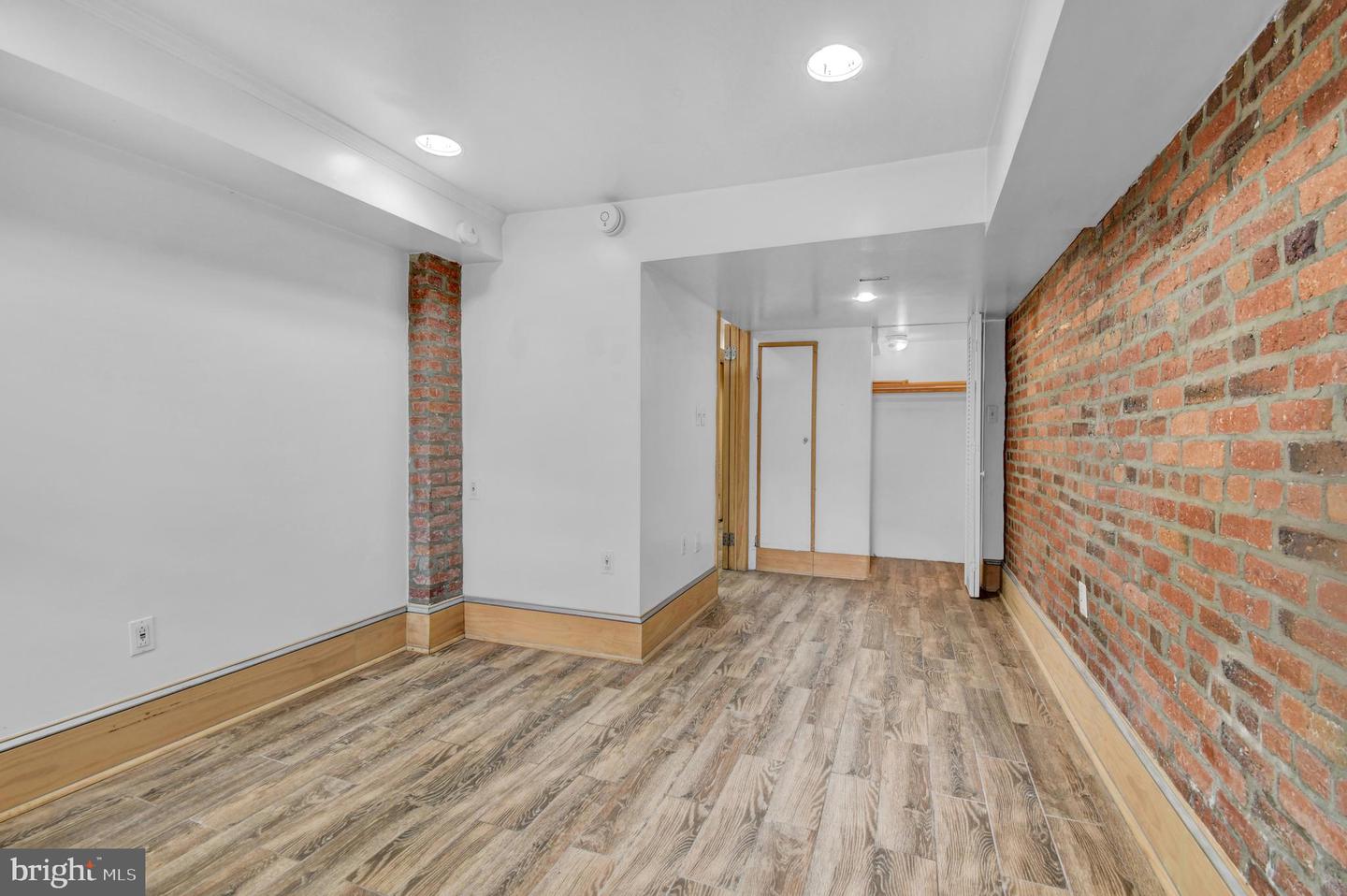 1118 Girard St Nw #b Property Photo 9