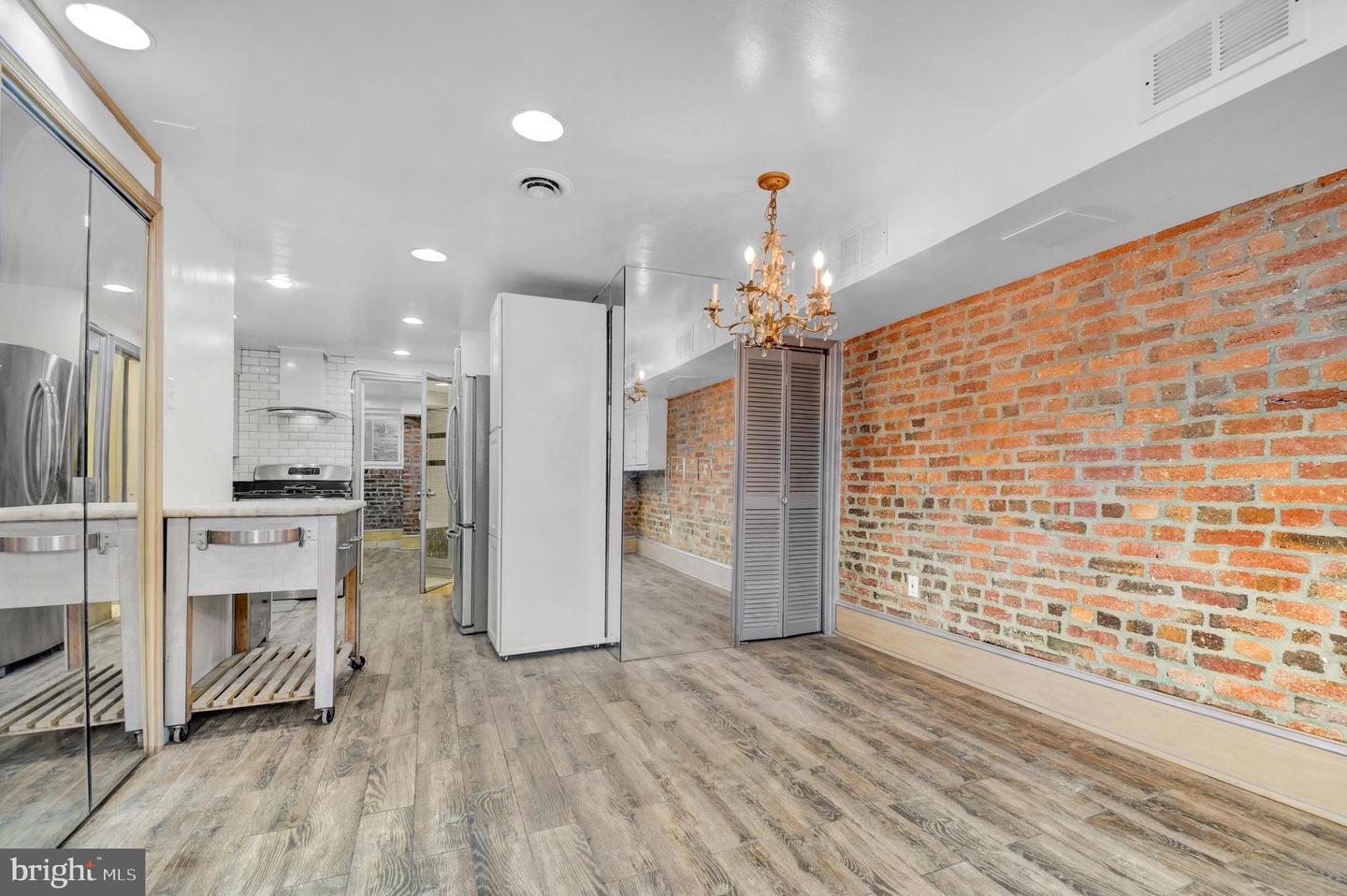 1118 Girard St Nw #b Property Photo 11