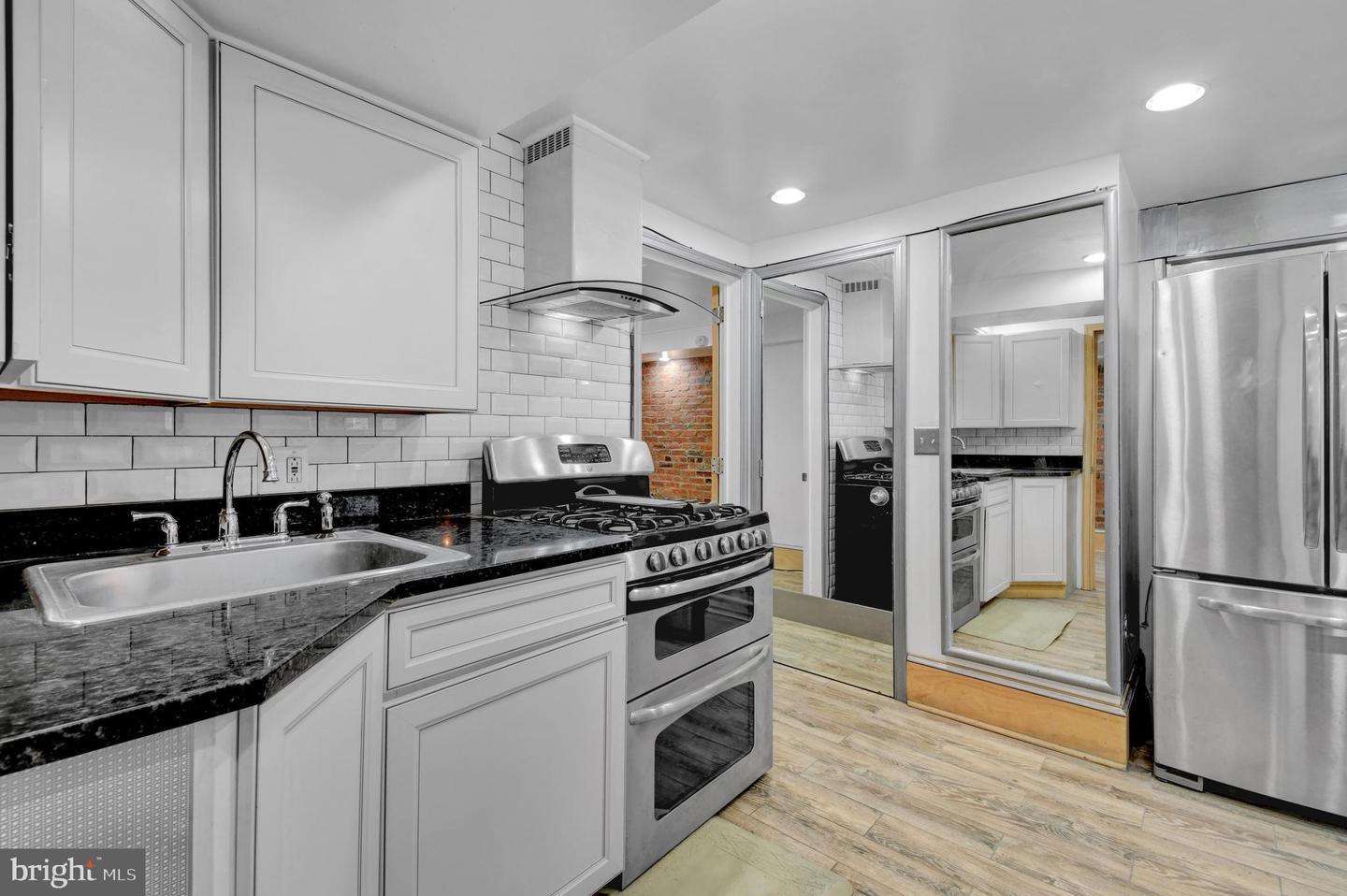 1118 Girard St Nw #b Property Photo 12