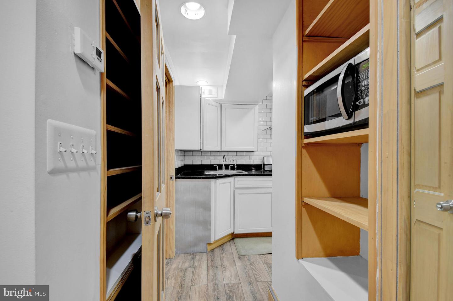 1118 Girard St Nw #b Property Photo 13