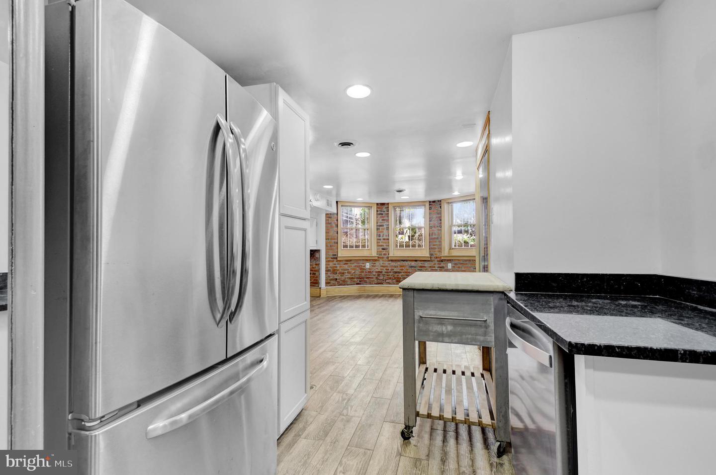 1118 Girard St Nw #b Property Photo 14