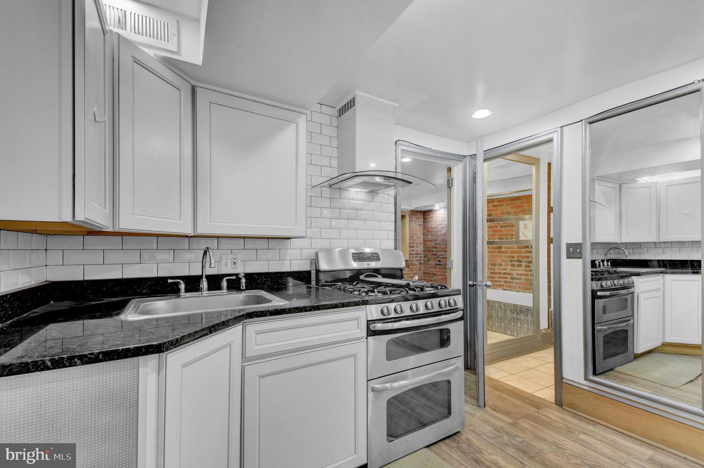 1118 Girard St Nw #b Property Photo 15