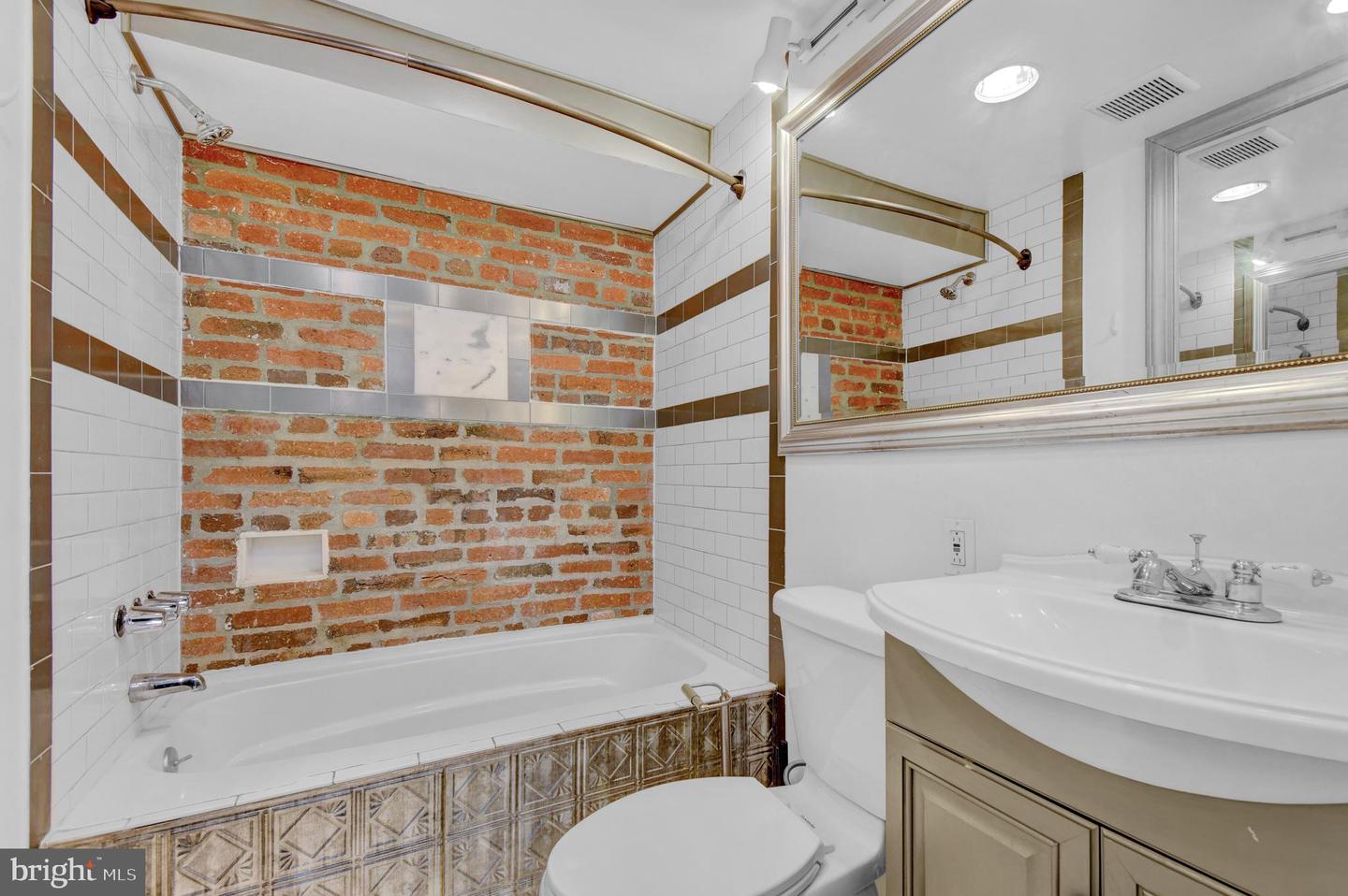 1118 Girard St Nw #b Property Photo 16