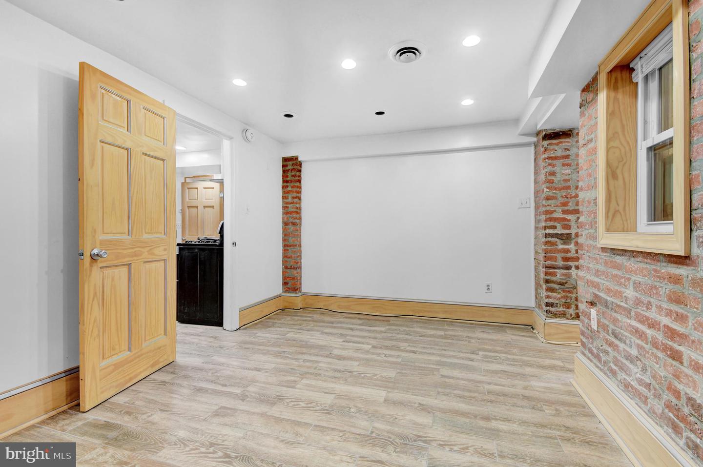 1118 Girard St Nw #b Property Photo 17
