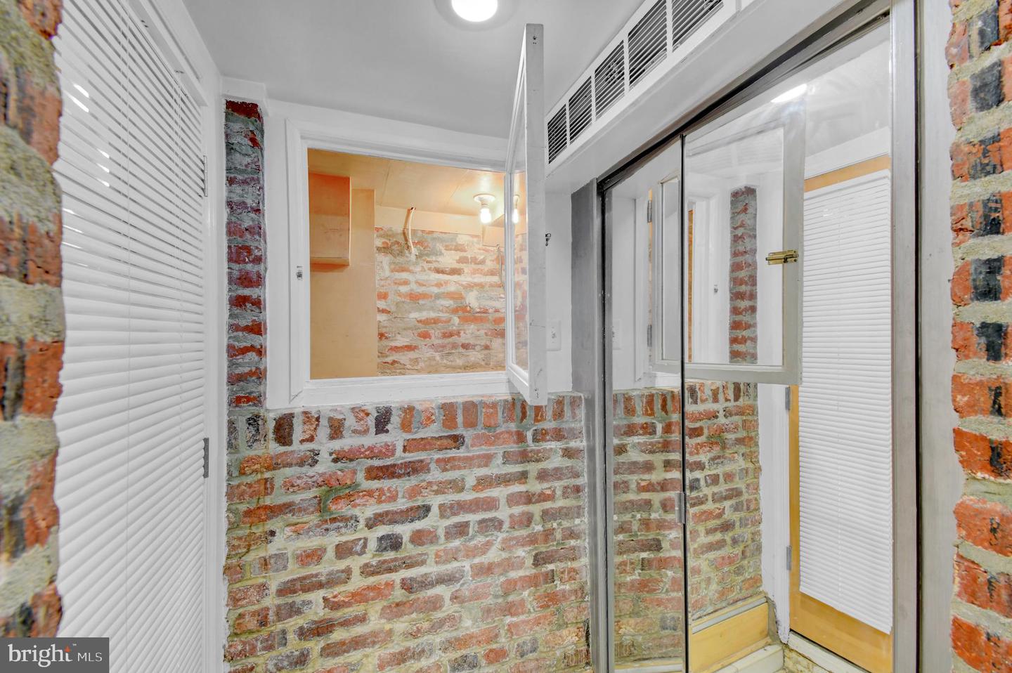 1118 Girard St Nw #b Property Photo 19