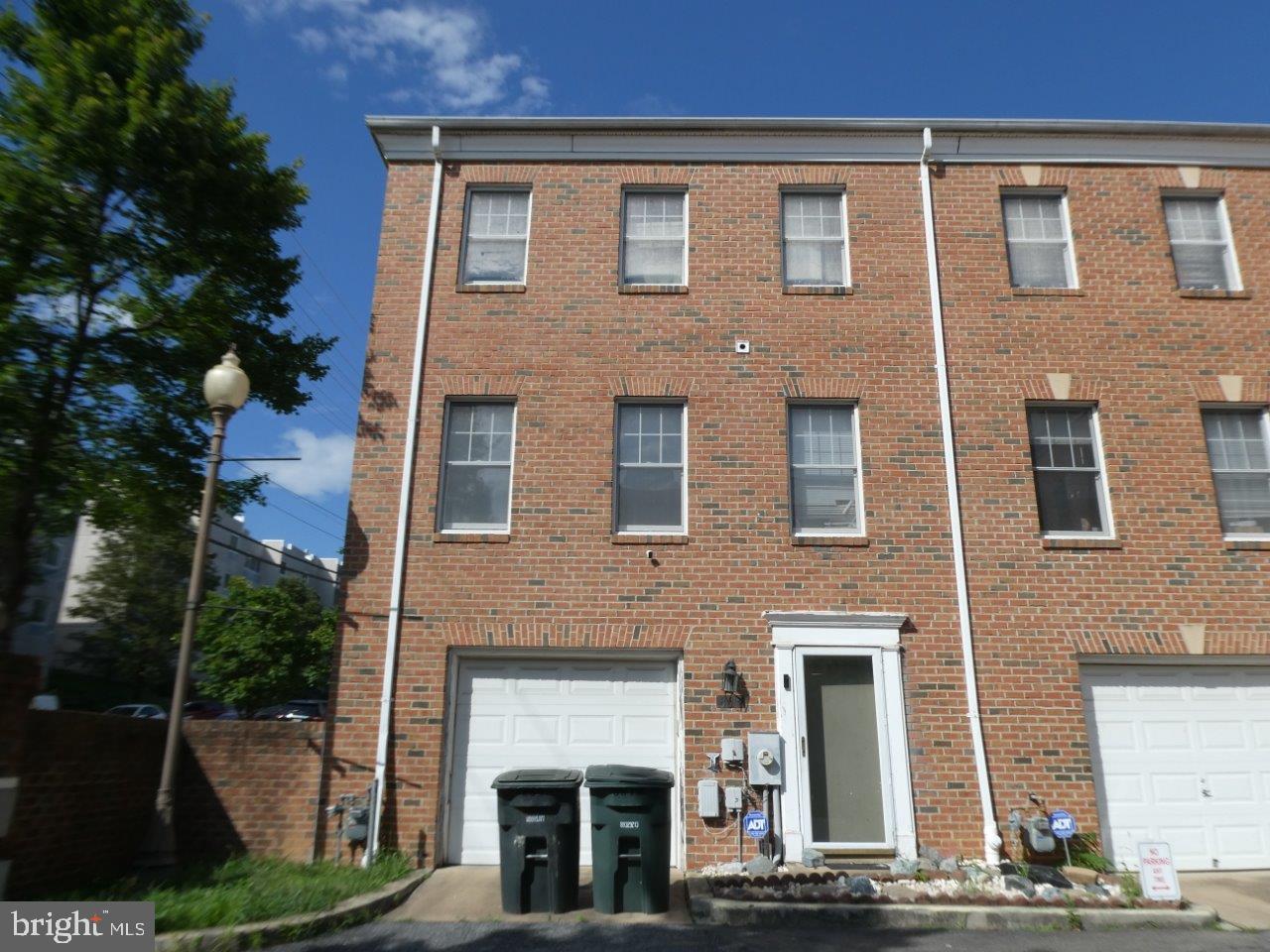 883 Barnaby St Se Property Photo 1