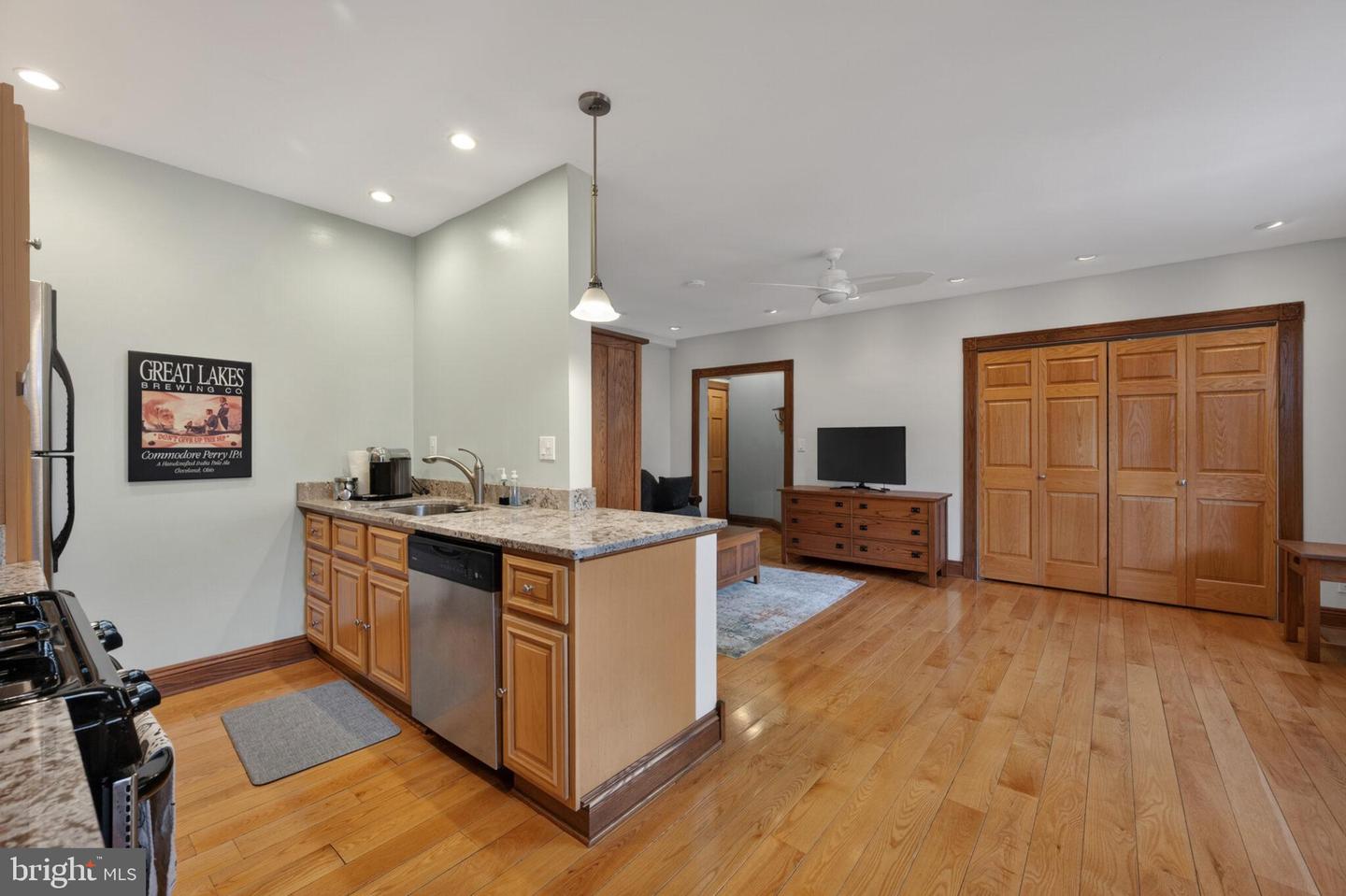 1860 Clydesdale Pl Nw #105 Property Photo 12