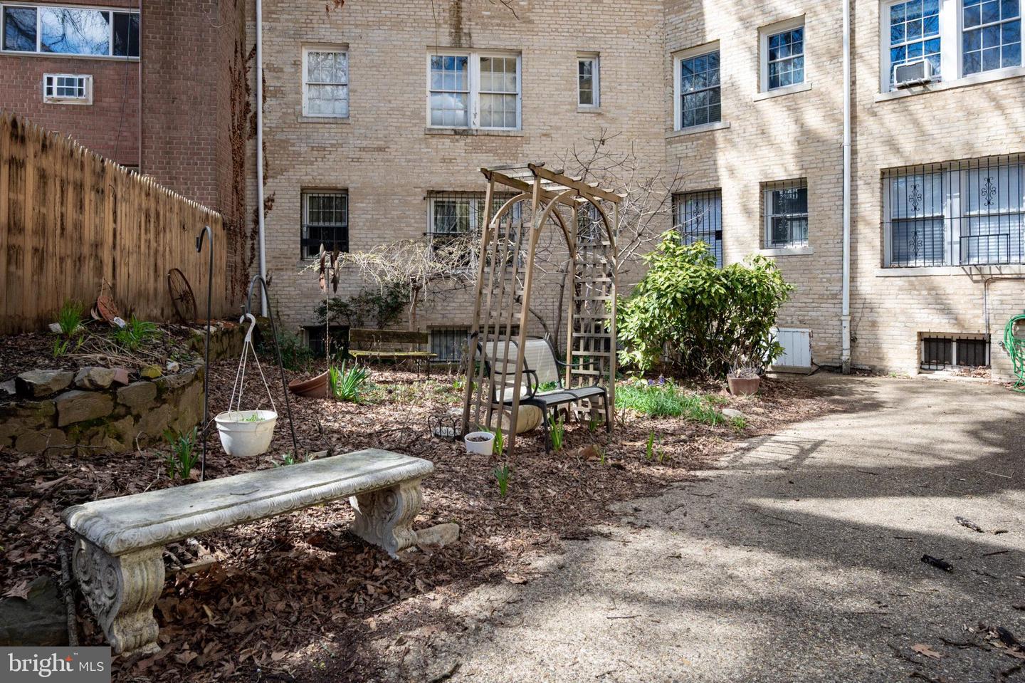 1860 Clydesdale Pl Nw #105 Property Photo 39