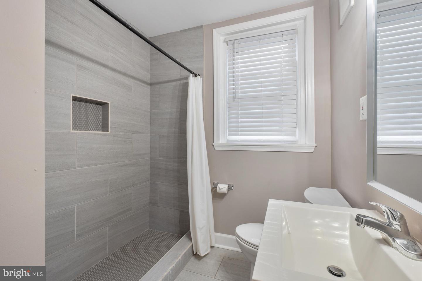 1526 V St Se #2 Property Photo 17