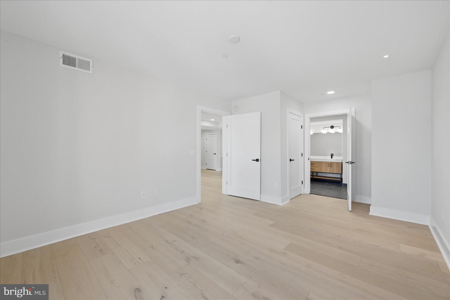 919 12th St Ne #303 Property Photo 8