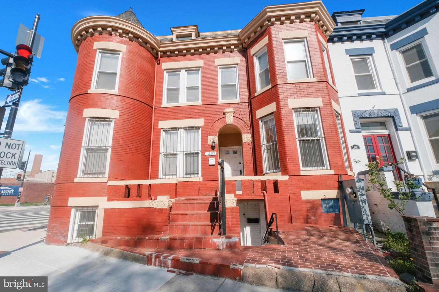 1209 6TH ST NE #A Property Photo 1