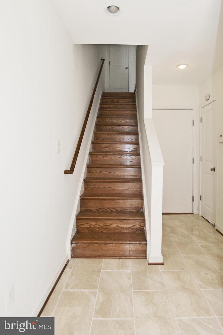538 Regent Pl Ne Property Photo 4