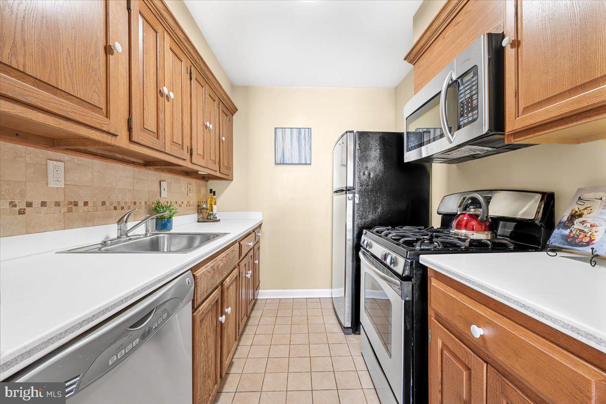 5112 Macarthur Blvd Nw #110 Property Photo 6