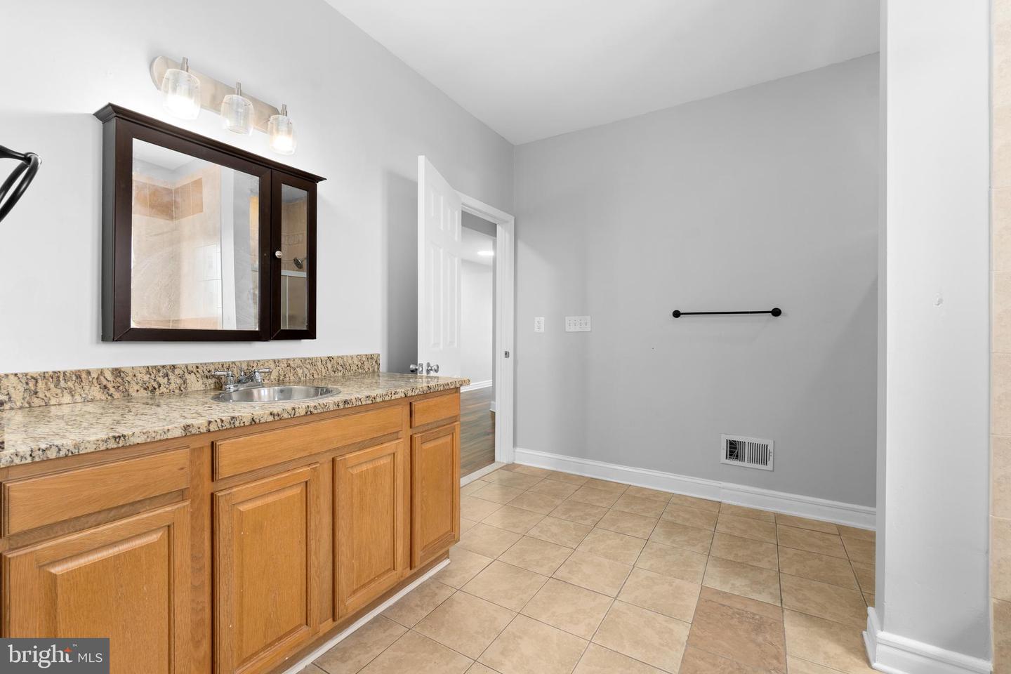 DCDC2253754 Property Photo 24