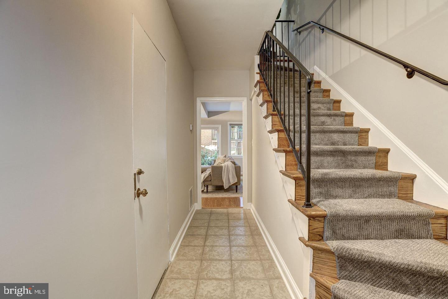 2528 Queen Annes Ln Nw Property Photo 5
