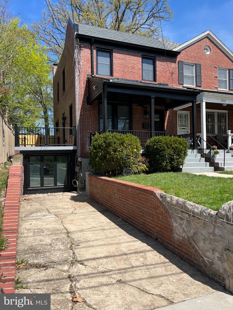 327 Whittier St Nw #a Property Photo 2