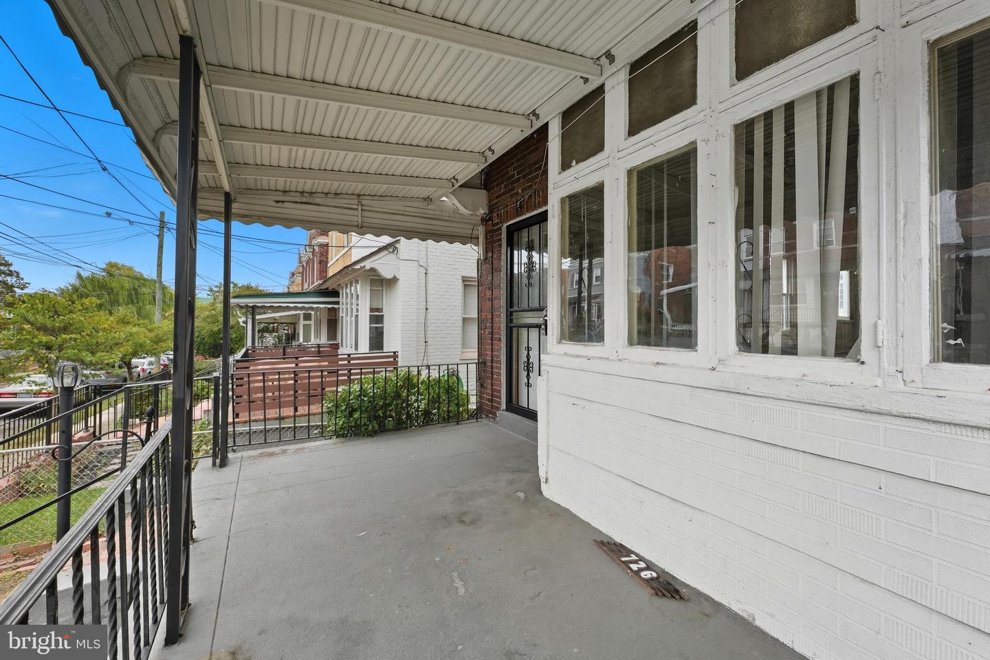 726 Somerset Pl Nw Property Photo 2