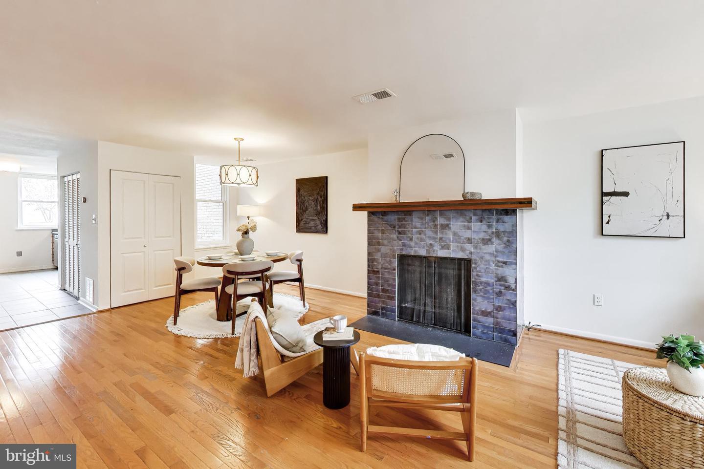 1332 Emerald St Ne Property Photo 5