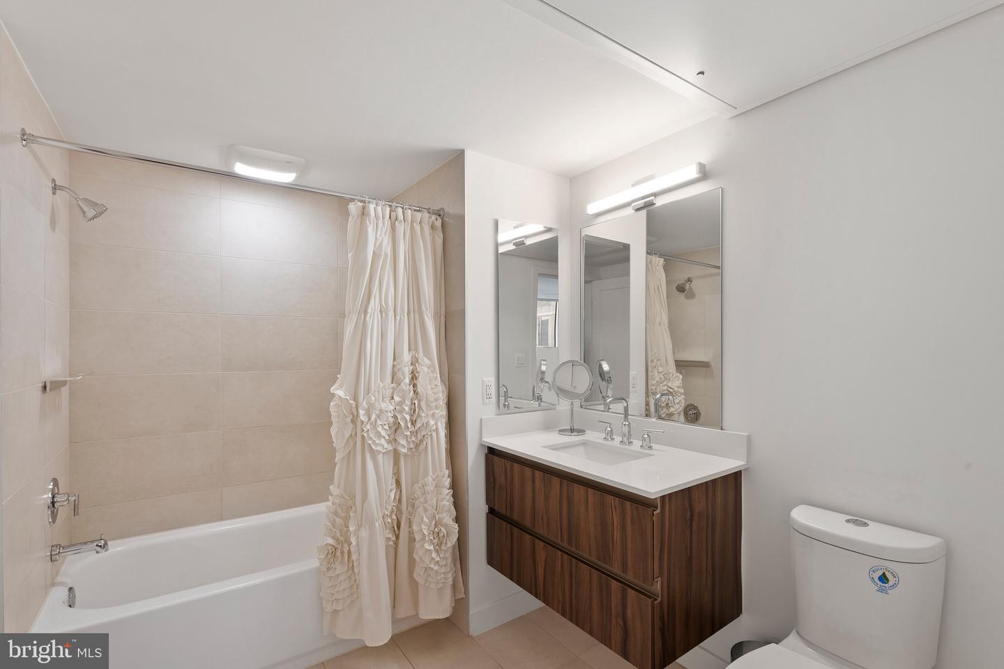 37 L St Se #908 Property Photo 4