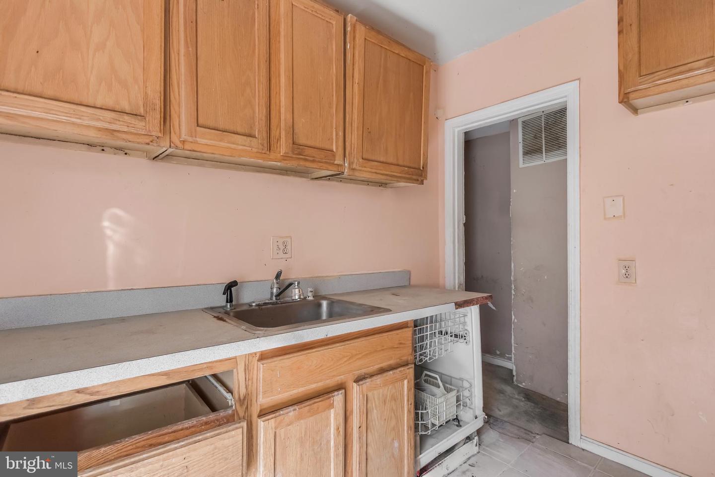 4530 Dix St Ne Property Photo 6