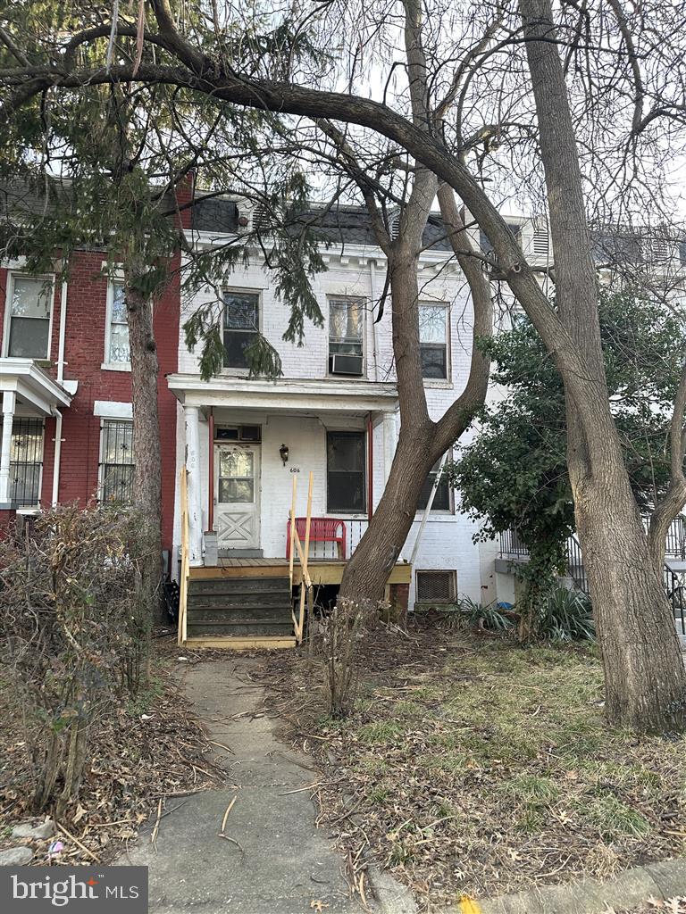 606 KENYON ST NW Property Photo 1