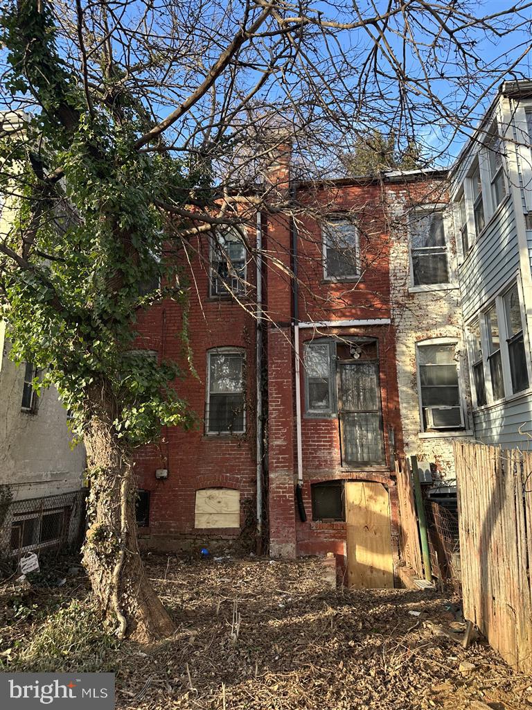 606 Kenyon St Nw Property Photo 2