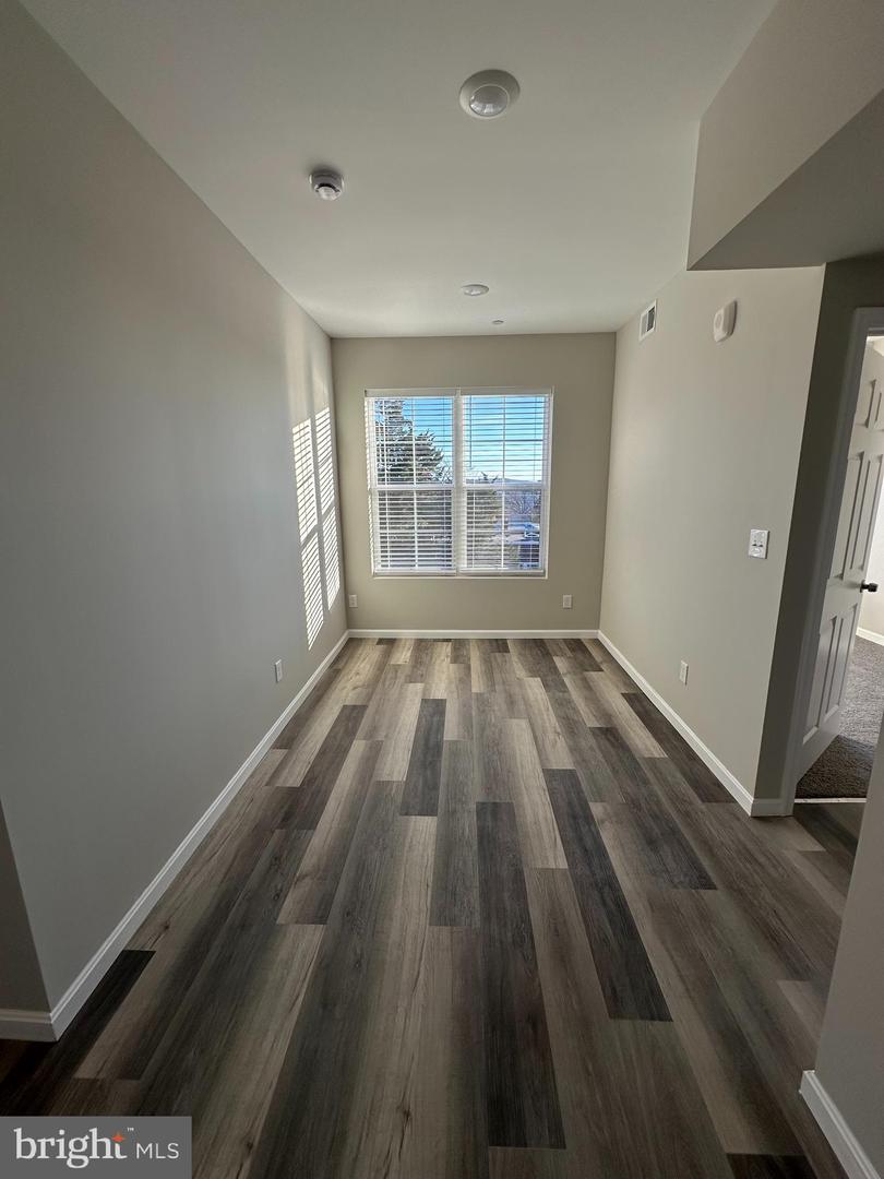 1812 H Pl Ne #202 Property Photo 6