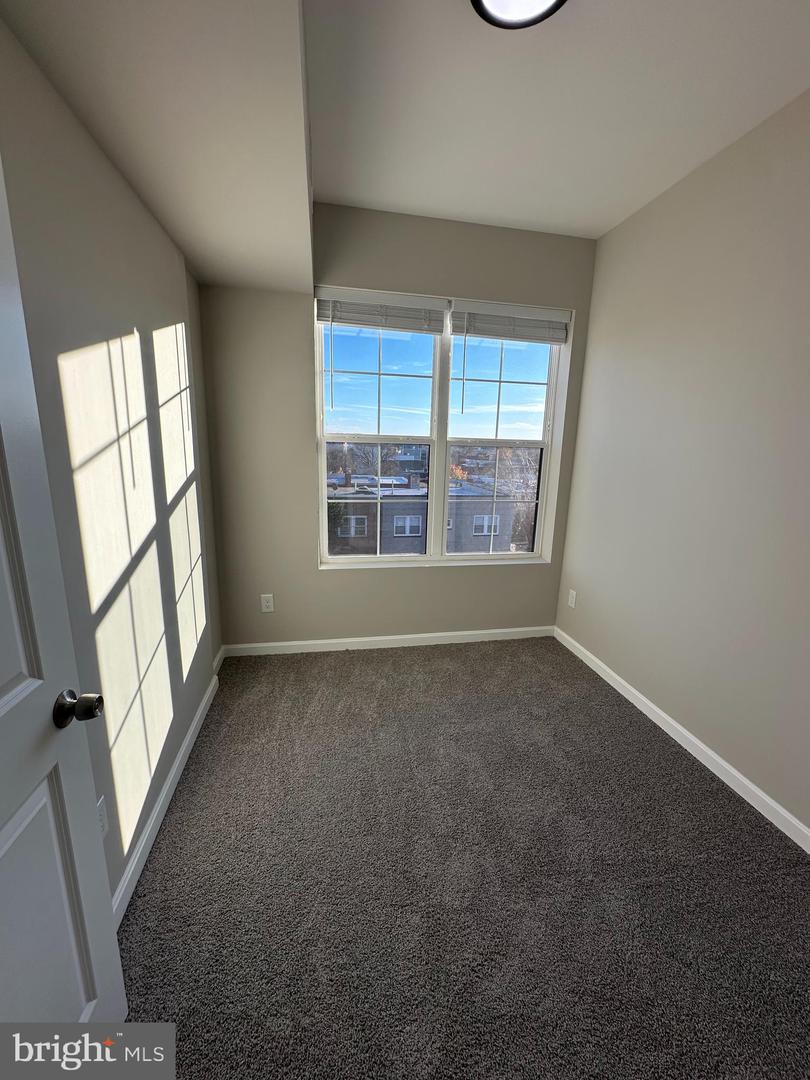 1812 H Pl Ne #202 Property Photo 7
