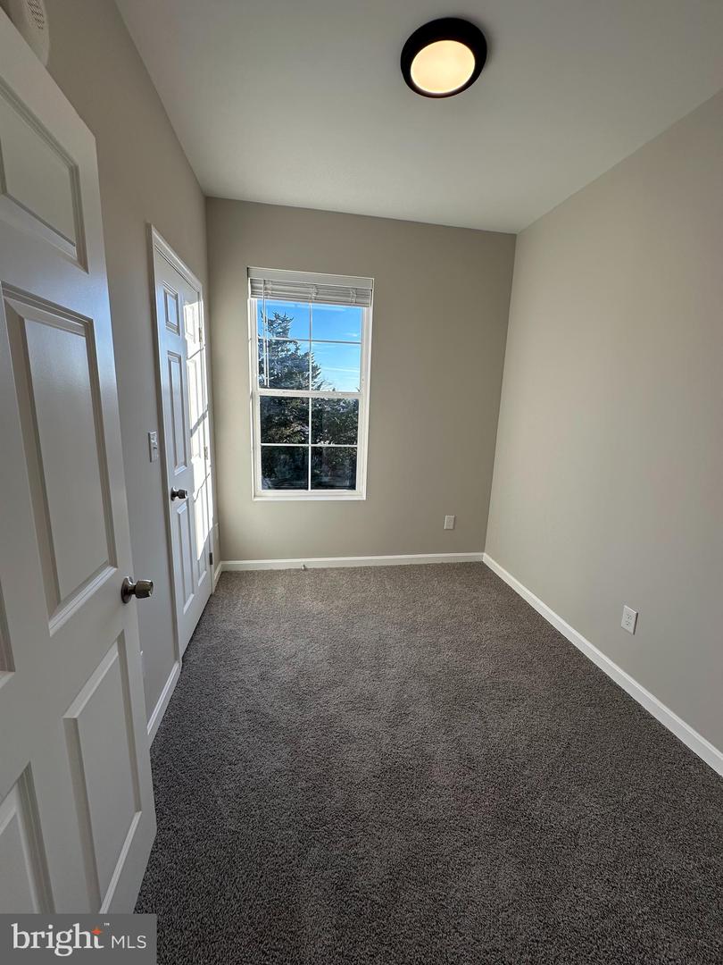 1812 H Pl Ne #202 Property Photo 9