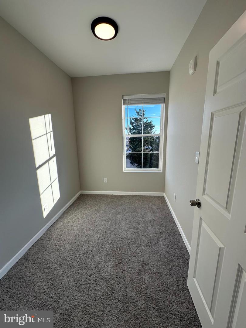 1812 H Pl Ne #202 Property Photo 11