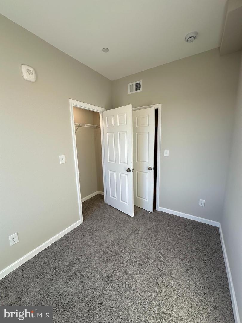 1812 H Pl Ne #202 Property Photo 12