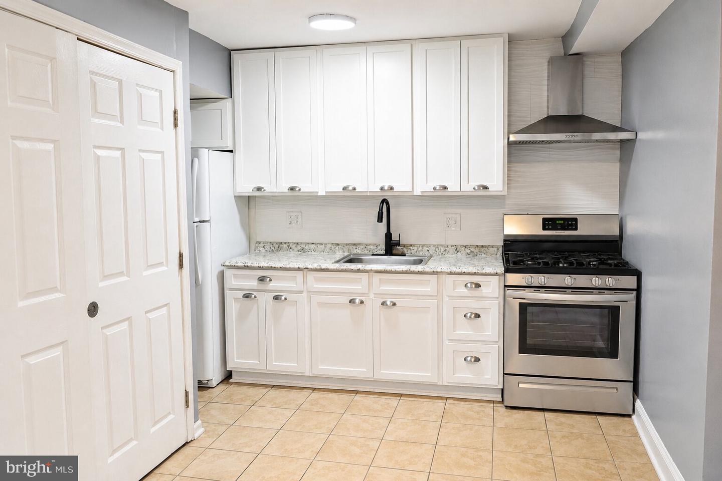 63 Galveston Pl Sw #b Property Photo 2