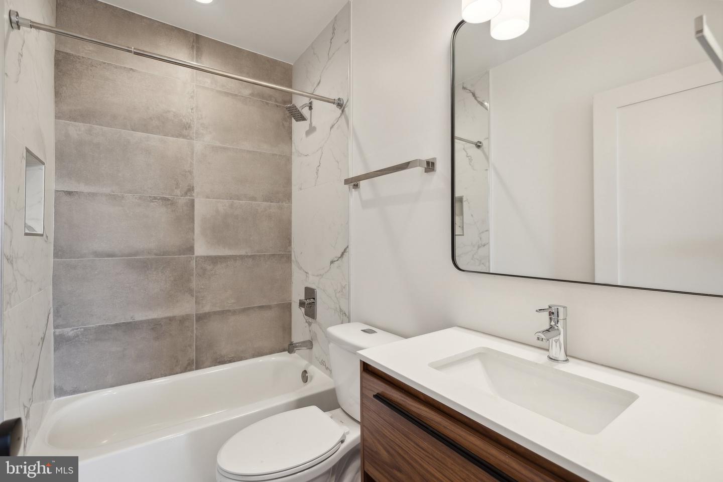 845 19th St Ne #ph-13 Property Photo 5