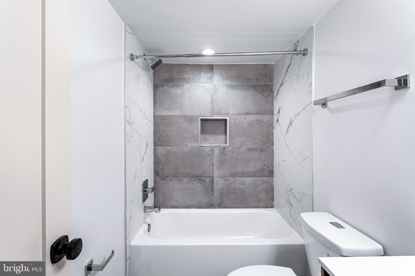 845 19th St Ne #ph-13 Property Photo 6