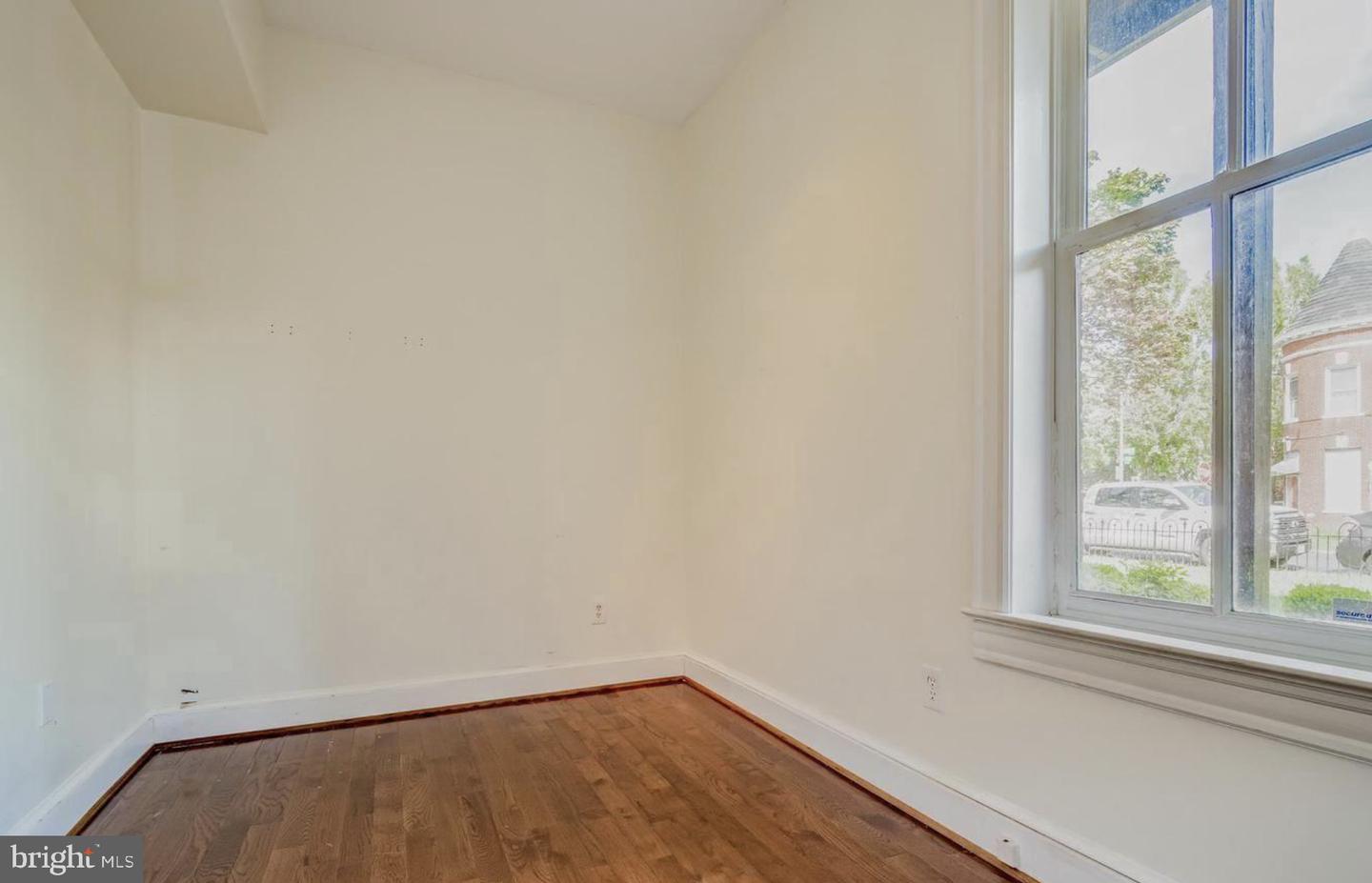 1133 D St Ne Property Photo 8